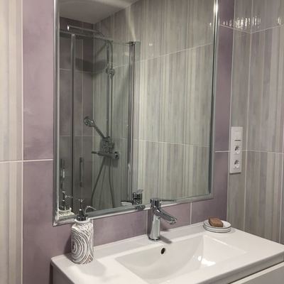 Mueble de baño en baño de habitación principal y espejo encastrado.