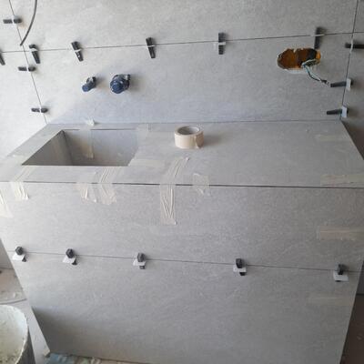 Mueble de Baño Integrado en Porcelánico de Gran Formato
