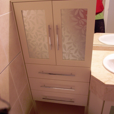 Mueble de pie blanco con cristales metal mate