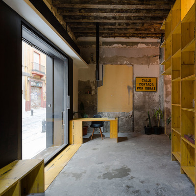 Mueble de recepción y puerta de acceso desde la sala de espera