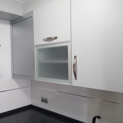 Cocina alto brillo con encimera silestone modelo carbono