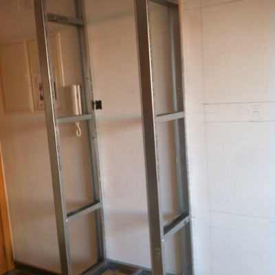 Montaje de mueble de pladur en comedor.