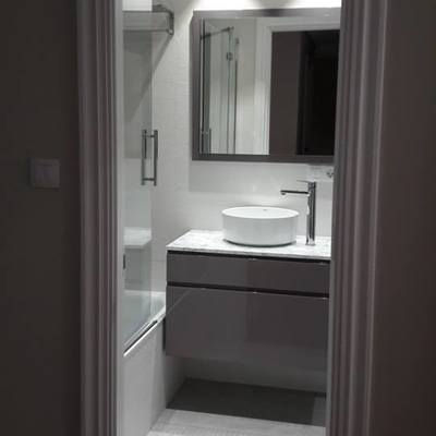 mueble suspendido en baño