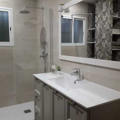 MUEBLE Y ESPEJO. FIJO DE DUCHA Y MONOMANDO EMPOTRADO