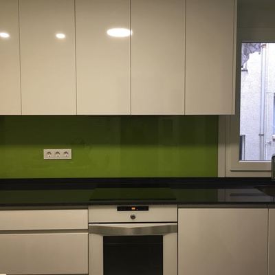 Muebles de cocina sin tiradores a la vista, optimizando el servicio.