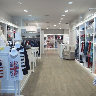 Proyecto mobiliario para tienda de ropa infantil.