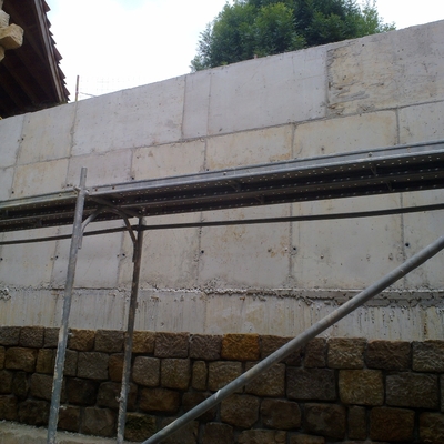 Muro de hormigón armado en sostenimiento de tierras