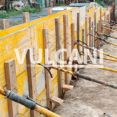 Muro perimetral encofrado con tablero tricapa