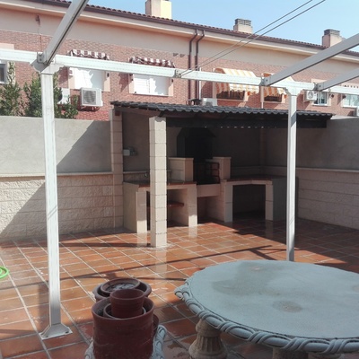 Muro perimetral,tejado y barbacoa