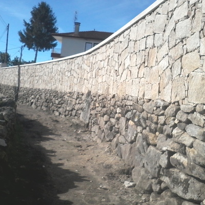Montaje de muros de piedra vieja