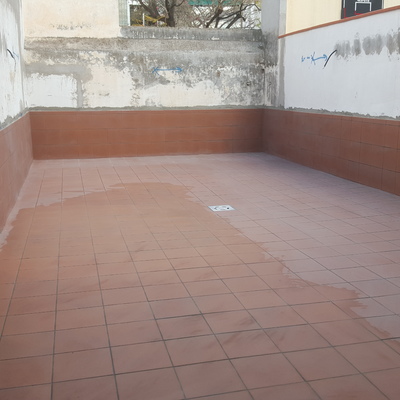 Ensolado de patio con arrimadero.