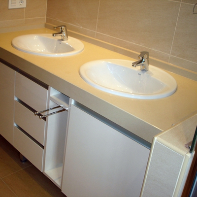 Equipamiento completo de cocina y diseño de mobiliario de baño