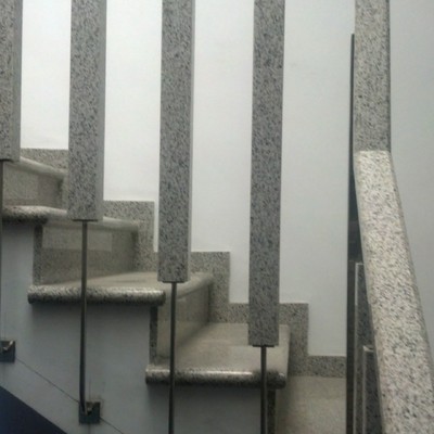 Escalera Con Barrotes Y Pasamanos