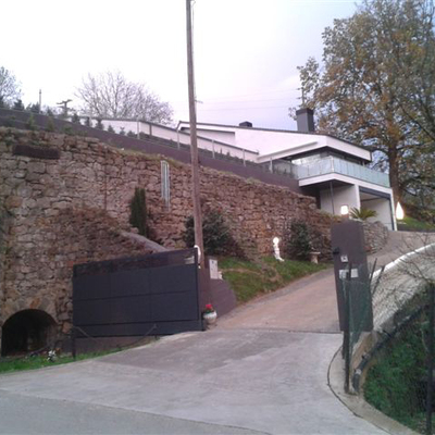 Restauración interior-exterior de vivienda unifamiliar y mejora del entorno y acessibilidad