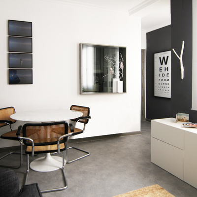 Un apartamento de 45 m2 de estilo moderno y en tonos oscuros 