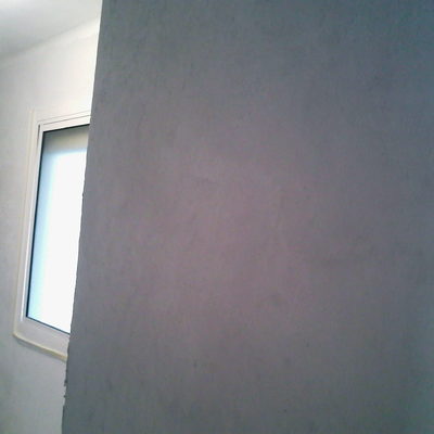 Paredes de habitación lisas y preparadas para pintar