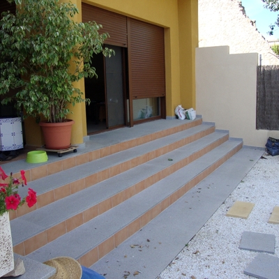 Nueva construcción de casa con piscina.