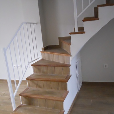 Nueva escalera de mamperlanes de madera y porcelánico imitación madera