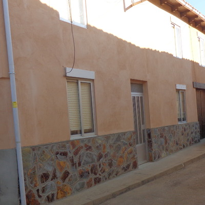 Revoque de fachada con cemento coloreado y piedra natural en Leon 