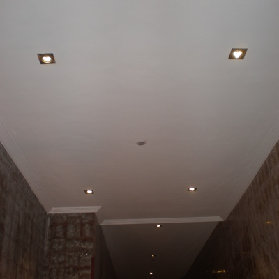 OCULOS CON LEDS EN TECHO DE PORTAL