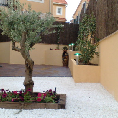 Crecaion de jardines, suelo de hormigon impreso, tepe en planchas, creación de jardineras y paisajismo con grava decorativa