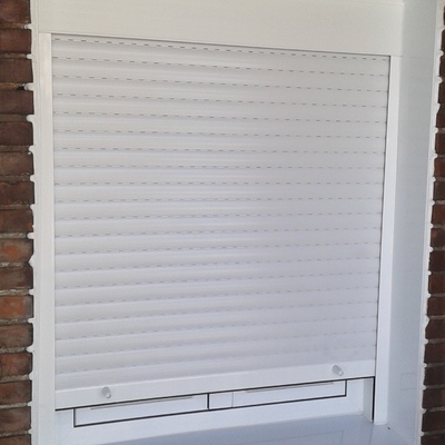 otro punto de la ventana con persiana en blanco