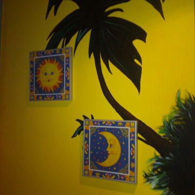 Palmera en la finalización de la pared colindante al anterior paisaje marítimo.