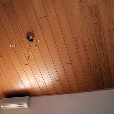 PANELES DE MADERA EN TECHO HABITACIÓN