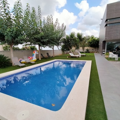 Panorámica piscina y vivienda