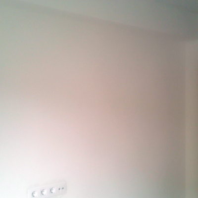 Pared del salón sin gotelé, alisada y pintada