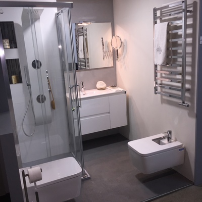 PAREDES BLANCO-GRIS CEMENTO Y SUELO ZIRCONIO CEMENTO