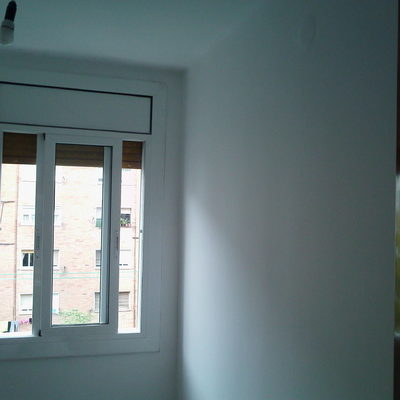 Paredes de habitación ya tratada, sin gotelé, lisas y pintada