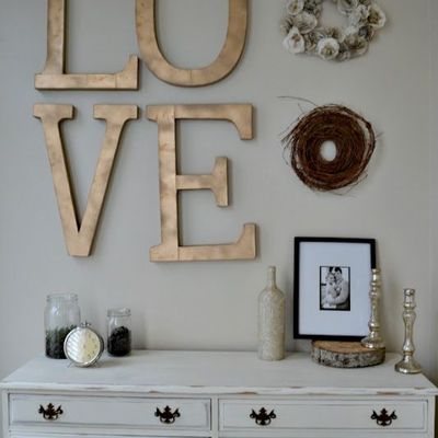 letras doradas en la pared