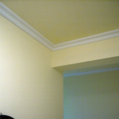 Paredes en color y moldura en blanco