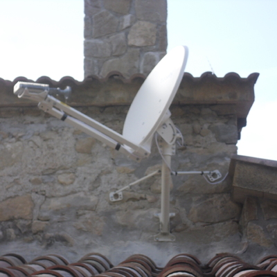 Instalación de antena parabólica para recepción de internet por satélite