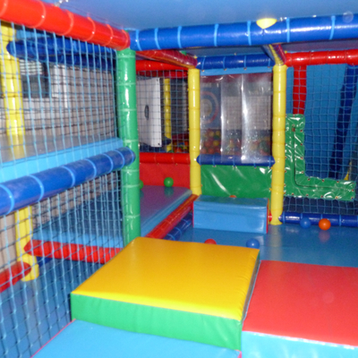 PARQUE INFANTIL FORMADO POR UN CONTENEDOR ISO 20