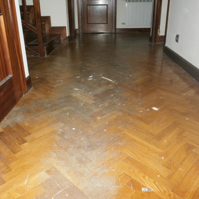 Acuchillado y barnizado de parquet, roble en espiga