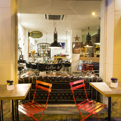 Parte de fachada y terraza Bendita Locura