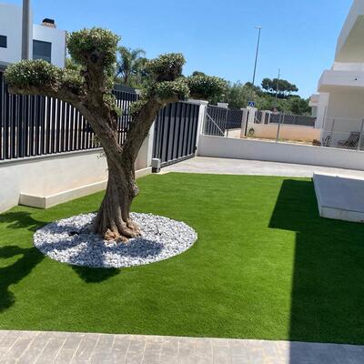 INSTALACION DE CESPED ARTIFICIAL Y JARDINERAS