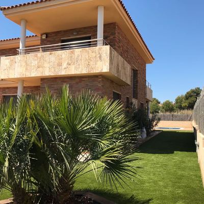 parte frontal y lateral de la vivienda