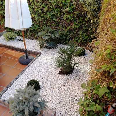 Sustitución de cesped por malla antihierba y canto marfil decorativo