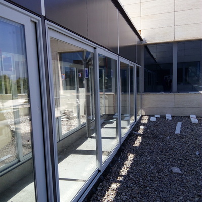 Pasarela de conexión de edificios para estudio de ingeniería GINPROSA