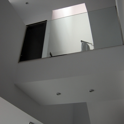 Pasarela sobre hueco desde planta baja