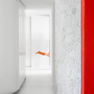 Pasillo con aplacado de piedra