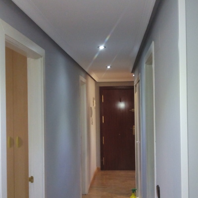 Alisado de pasillo paredes y techos con moldura de escayola y pintura plastica de primera calidad