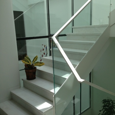 UNIFAMILIAR ENTREMEDIANERAS ESTILO MODERNO