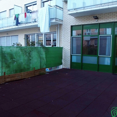 Patio exterior del local comercial refomado en Utebo