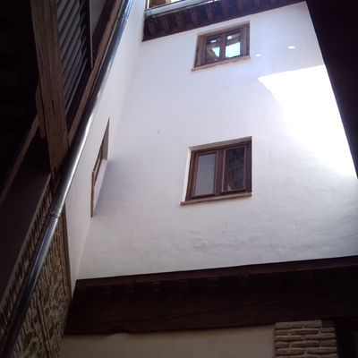 Patio interior y montaje de canalón de zinc