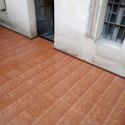 Limpieza patio con hidrolimpiadora.