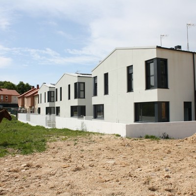 Patios traseros de las viviendas y finca adyacente